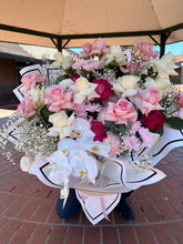 Load image into Gallery viewer, Bridal Shower Bouquet